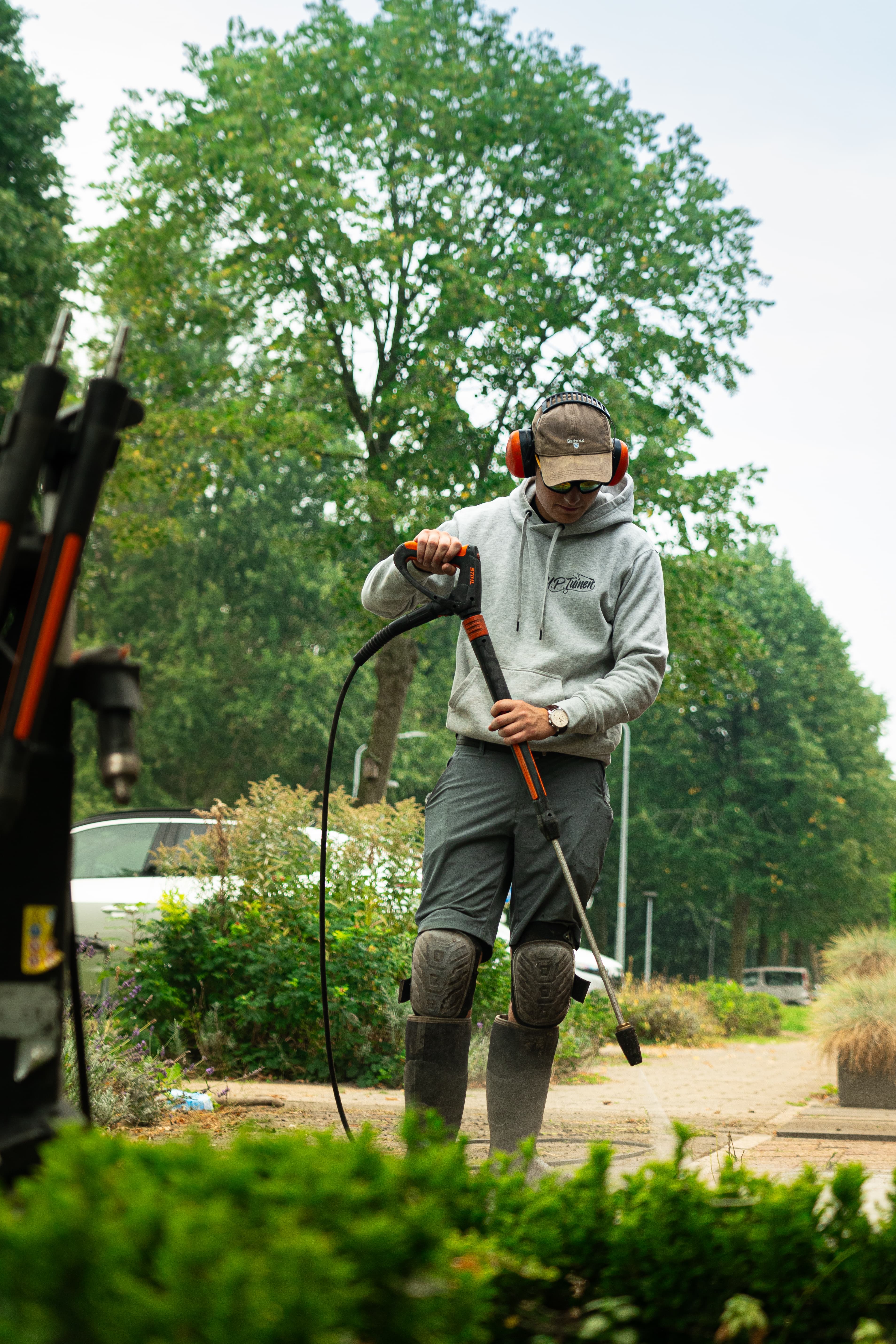 Yousri aan het werk in de tuin